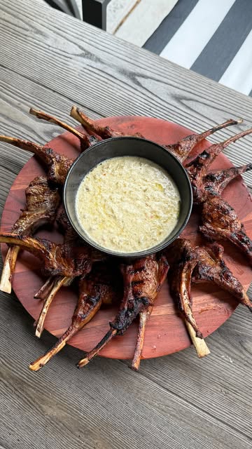 Grilled lamb lollipops around a dipping sauce